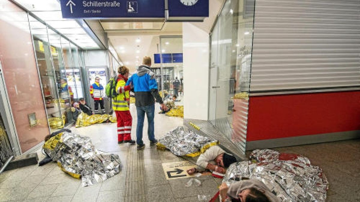 In der Nacht zum Sonntag gab es am Erfurter Hauptbahnhof eine Großübung. Knapp 600 Rettungskräfte simulierten den Einsatz nach einem Anschlag. Foto: Marcus Scheidel