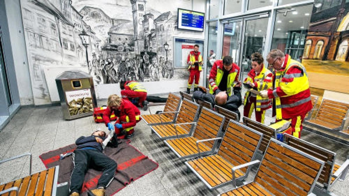 In der Nacht zum Sonntag gab es am Erfurter Hauptbahnhof eine Großübung. Knapp 600 Rettungskräfte simulierten den Einsatz nach einem Anschlag. Foto: Marcus Scheidel