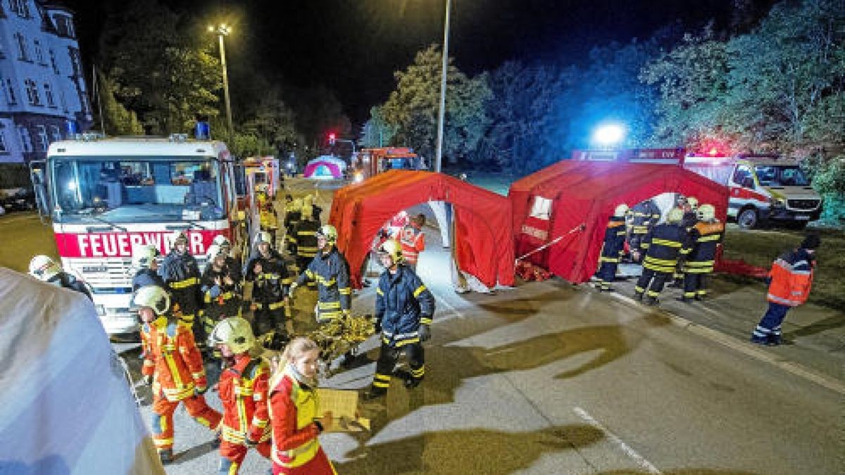 In der Nacht zum Sonntag gab es am Erfurter Hauptbahnhof eine Großübung. Knapp 600 Rettungskräfte simulierten den Einsatz nach einem Anschlag. Foto: Marcus Scheidel