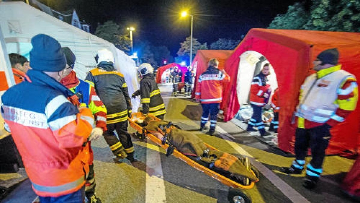 In der Nacht zum Sonntag gab es am Erfurter Hauptbahnhof eine Großübung. Knapp 600 Rettungskräfte simulierten den Einsatz nach einem Anschlag. Foto: Marcus Scheidel