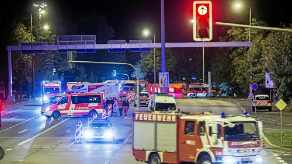 In der Nacht zum Sonntag gab es am Erfurter Hauptbahnhof eine Großübung. Knapp 600 Rettungskräfte simulierten den Einsatz nach einem Anschlag. Foto: Marcus Scheidel