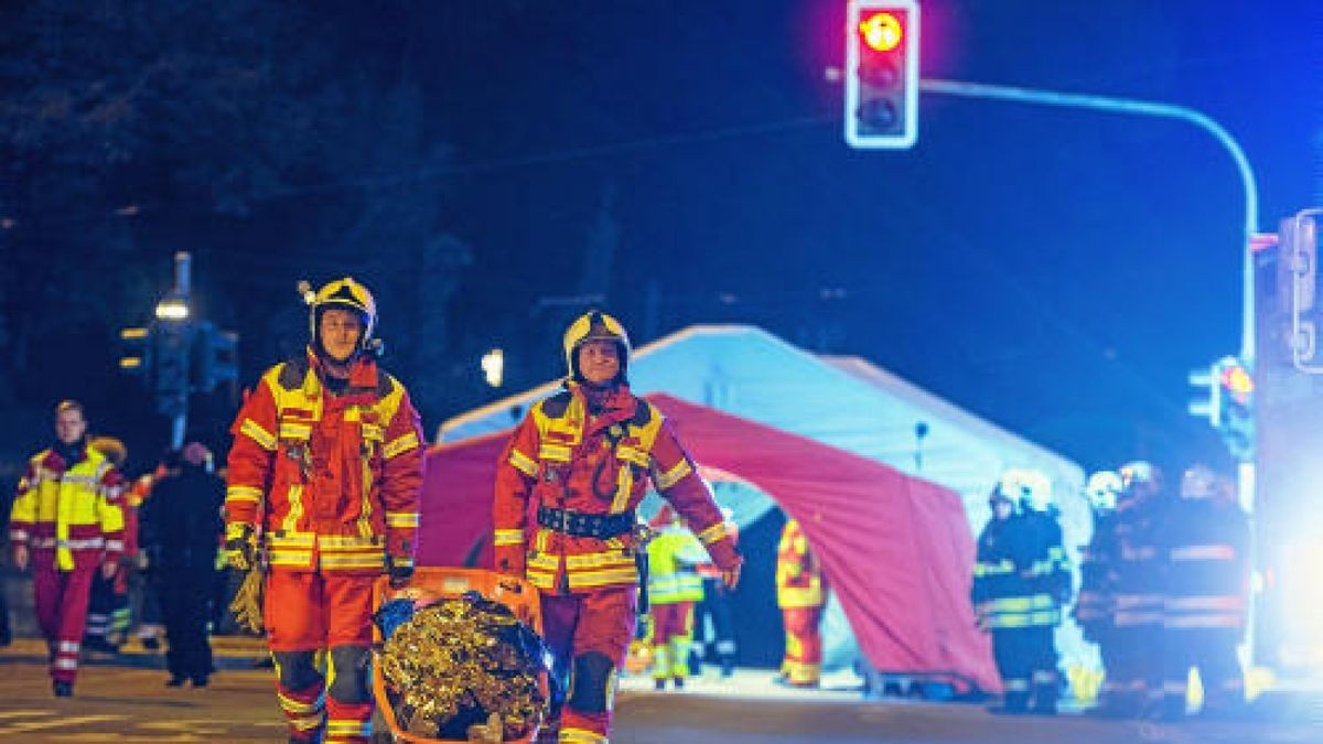 In der Nacht zum Sonntag gab es am Erfurter Hauptbahnhof eine Großübung. Knapp 600 Rettungskräfte simulierten den Einsatz nach einem Anschlag. Foto: Marcus Scheidel