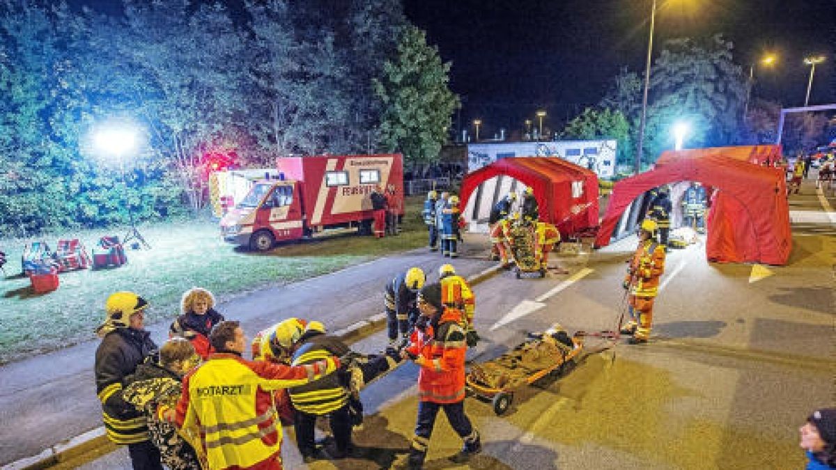 In der Nacht zum Sonntag gab es am Erfurter Hauptbahnhof eine Großübung. Knapp 600 Rettungskräfte simulierten den Einsatz nach einem Anschlag. Foto: Marcus Scheidel