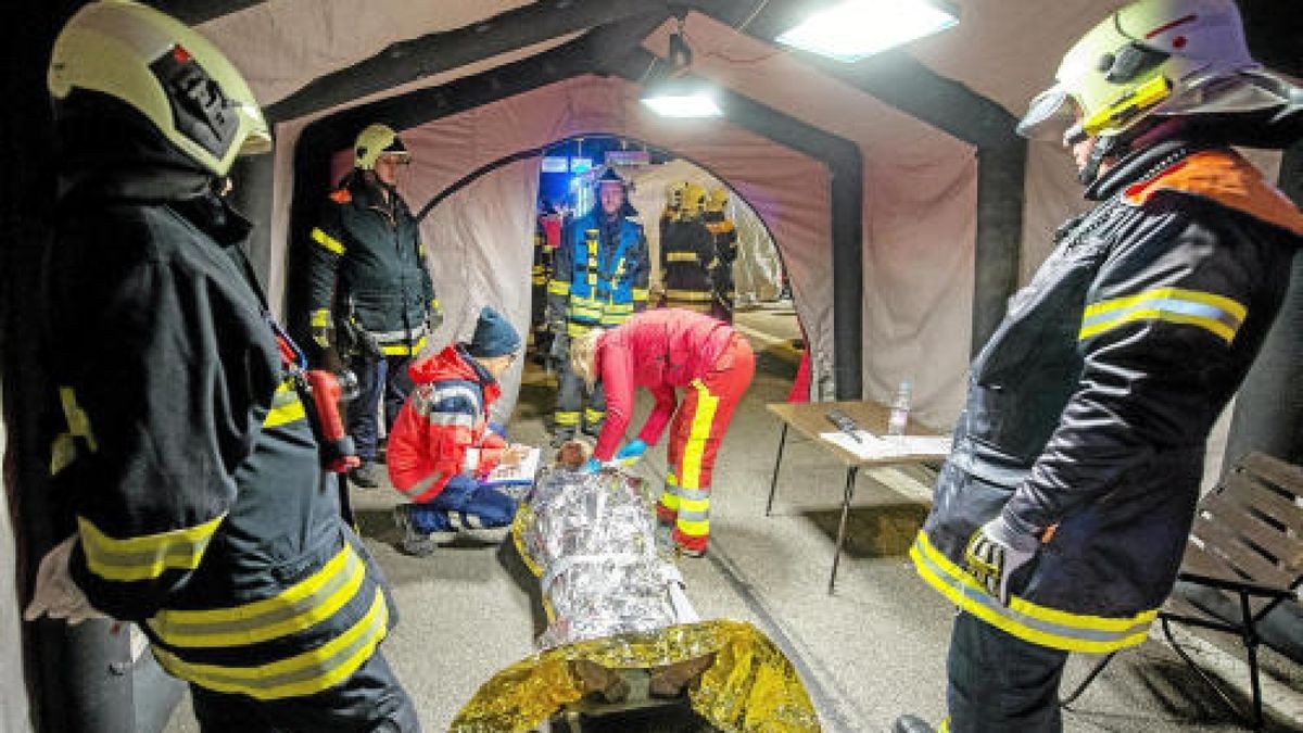 In der Nacht zum Sonntag gab es am Erfurter Hauptbahnhof eine Großübung. Knapp 600 Rettungskräfte simulierten den Einsatz nach einem Anschlag. Foto: Marcus Scheidel