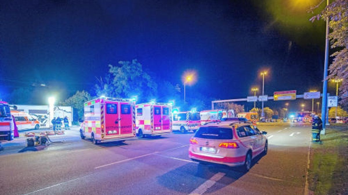 In der Nacht zum Sonntag gab es am Erfurter Hauptbahnhof eine Großübung. Knapp 600 Rettungskräfte simulierten den Einsatz nach einem Anschlag. Foto: Marcus Scheidel