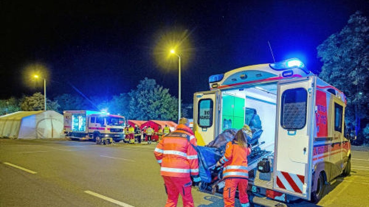 In der Nacht zum Sonntag gab es am Erfurter Hauptbahnhof eine Großübung. Knapp 600 Rettungskräfte simulierten den Einsatz nach einem Anschlag. Foto: Marcus Scheidel