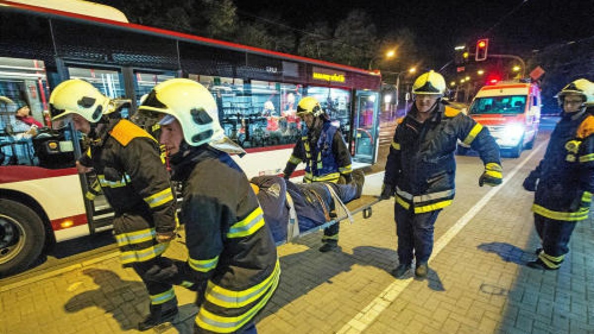 In der Nacht zum Sonntag gab es am Erfurter Hauptbahnhof eine Großübung. Knapp 600 Rettungskräfte simulierten den Einsatz nach einem Anschlag. Foto: Marcus Scheidel