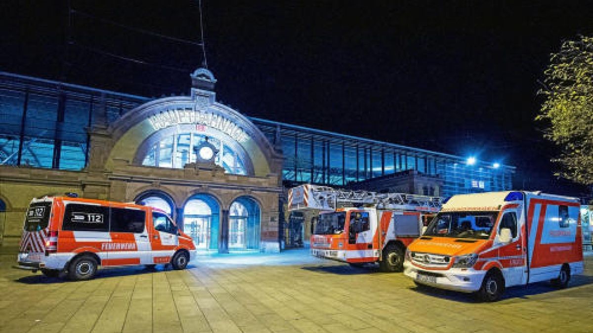 In der Nacht zum Sonntag gab es am Erfurter Hauptbahnhof eine Großübung. Knapp 600 Rettungskräfte simulierten den Einsatz nach einem Anschlag. Foto: Marcus Scheidel