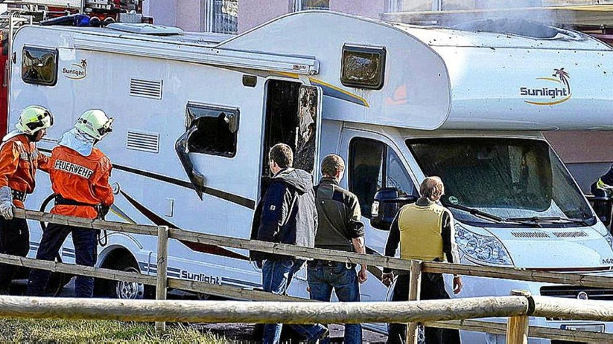 Am 4. November 2011 entdeckten Polizisten in Eisenach in dem qualmenden Wohnmobil zwei Leichen. Nach und nach stellte sich heraus, es sind die Rechtsterroristen Uwe Mundlos und Uwe Böhnhardt, die 1998 mit Beate Zschäpe nach Entdecken ihrer Jenaer Bombenwerkstatt untergetaucht sind und als NSU mordeten.   Die Sicherheitsbehörden schafften es 13 Jahre lang nicht, die drei Neonazis zu finden und damit die Mord- und Raubserie der Terrorzelle NSU zu stoppen. Archiv-