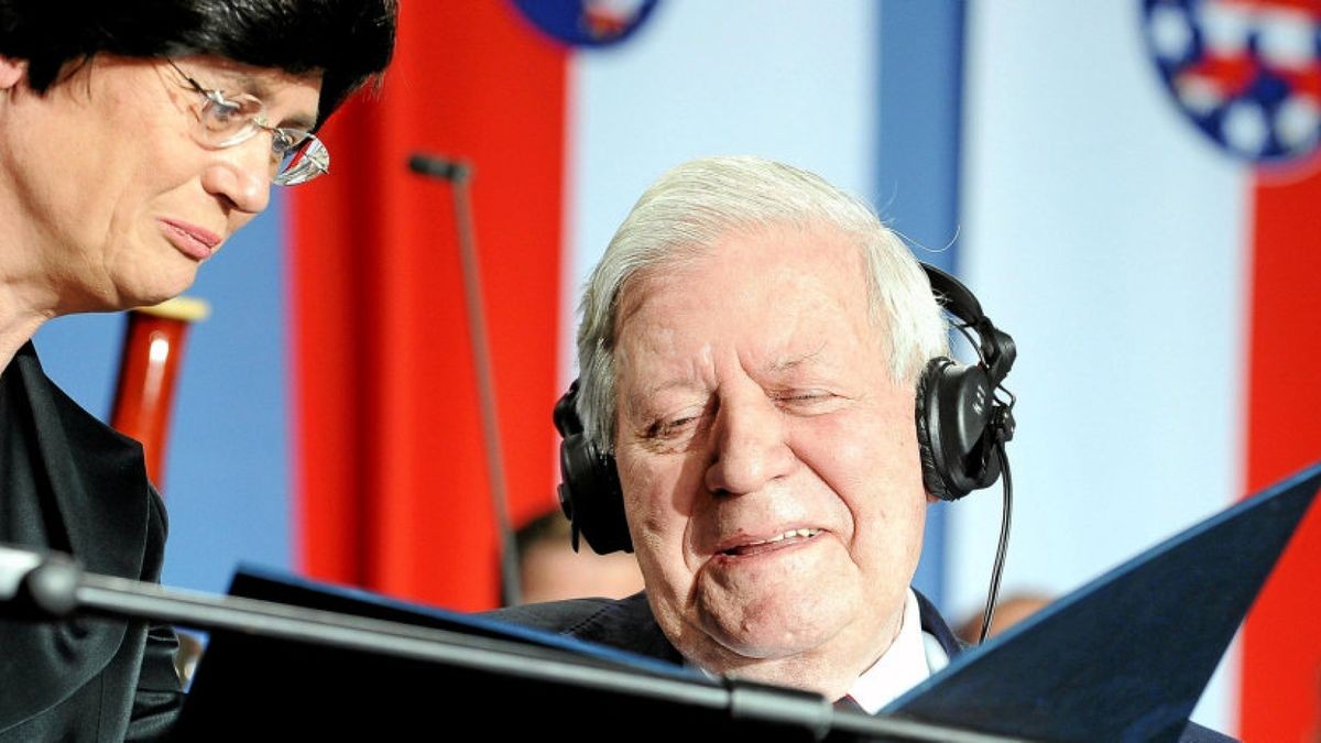 Alt-Bundeskanzler Helmut Schmidt erhielt 2010 den Point-Alpha-Preis für seine Verdienste um die Einheit von Deutschland und Europa. Die Urkunde wurde von der damaligen Ministerpräsidentin Christine Lieberknecht überreicht.