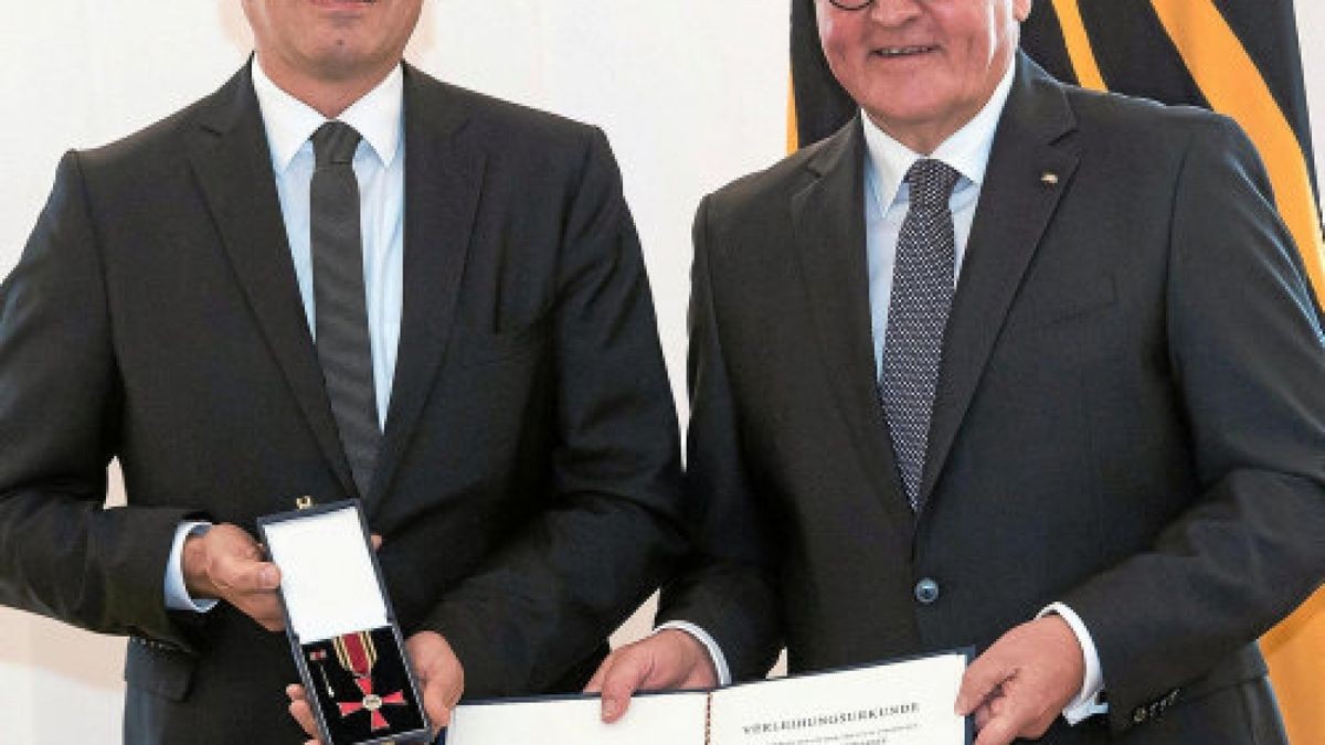 02.10.2018, Berlin: Ulrich S. Schubert (l) aus Jena (Thüringen) erhält von Bundespräsident Frank-Walter Steinmeier im Schloss Bellevue den Verdienstorden der Bundesrepublik Deutschland. Unter dem Motto 