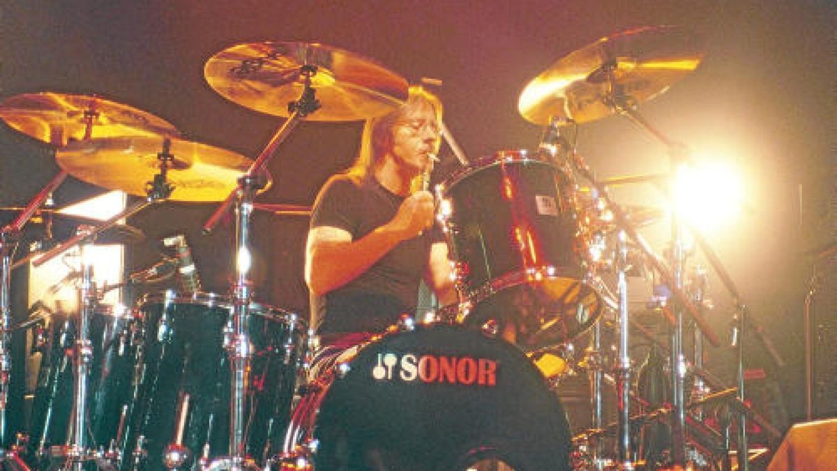 Es gab eine Menge Wirbel um ihn, den langjährigen Drummer von AC/DC. Am Ende wurde es der Band zu viel und sie feuerten ihn. Nun hat Phil Rudd seine eigene Band und tritt am 15. Juni im F-Haus in Jena auf. Foto: imago/Stefan M. Prager