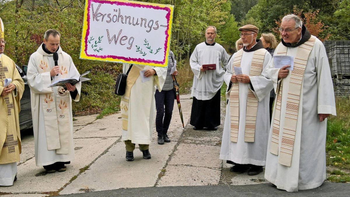 Bei der Wallfahrt am Tag der Deutschen Einheit mit Bischof Ulrich Neymeyr (link) wurde auch auf dem einstigen Kolonnenweg Halt gemacht.