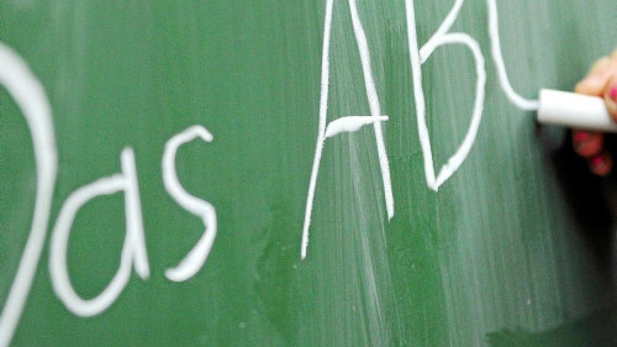 ARCHIV - 19.10.2012, Hamburg: Eine Grundschülerin schreibt das ABC an die Tafel. Manche Menschen haben in der Schule das ABC nicht so gut gelernt. Einige versuchen, das später nachzuholen. Foto: Daniel Reinhardt/dpa - Honorarfrei nur für Bezieher des Dienstes dpa-Nachrichten für Kinder +++ dpa-Nachrichten für Kinder +++Foto: Daniel Reinhardt