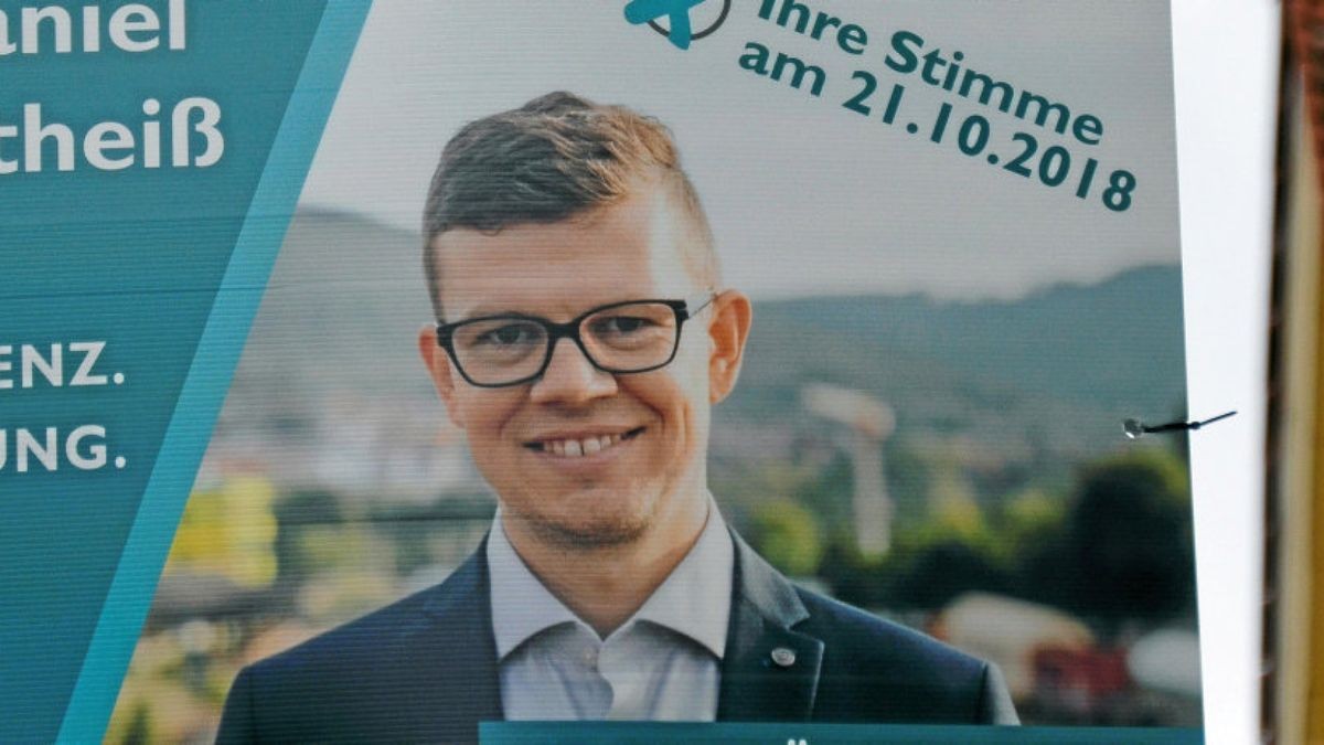 Schultheiß trat bereits vor sechs Jahren gegen Amtsinhaber Seeber an (Foto links oben). Das Foto rechts zeigt Schultheiß mit Stadtrat Gunther Kreuzberger (Pro Bockwurst) auf der Wahlparty am vergangenen Sonntag.