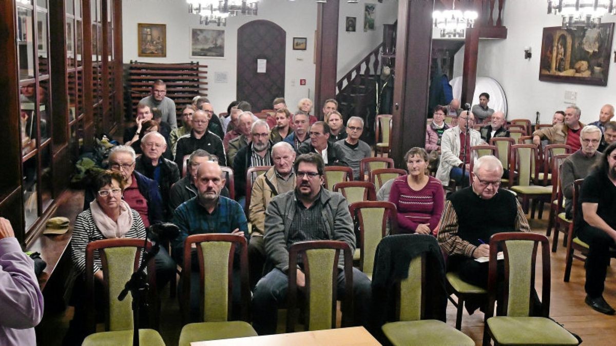 60 Personen diskutieren über die Gründung der Einheitsgemeinde „Amt Creuzburg“ mit Bürgermeister Ronny Schwanz (links).