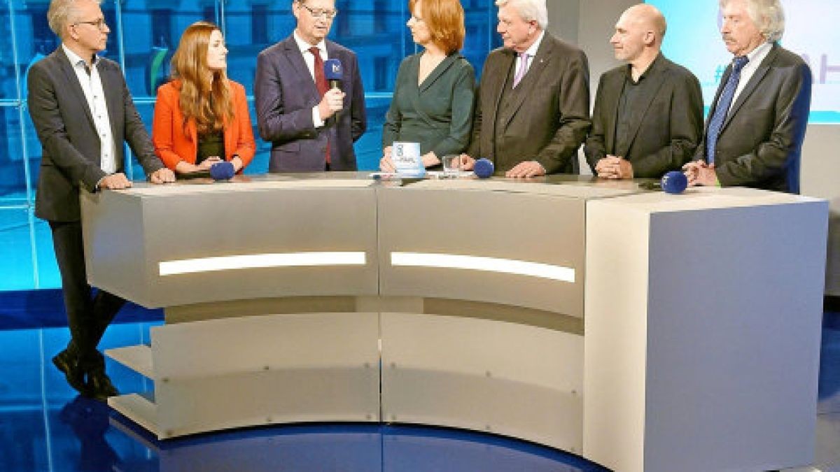 28.10.2018, Hessen, Wiesbaden: Die Spitzenkandidaten der Parteien (l-r) Tarek Al-Wazir (Bündnis90/Die Grünen), Janine Wissler (Die Linke), Thorsten Schäfer-Gümbel (SPD), Moderatorin Ute Wellstein , Volker Bouffier (CDU), Ministerpräsident von Hessen, Rene Rock (FDP) und Rainer Rahn (AfD) stehen während der HR-Fernsehrunde nebeneinander. Foto: Oliver Dietze/dpa-Pool/dpa +++ dpa-Bildfunk +++Foto: Oliver Dietze