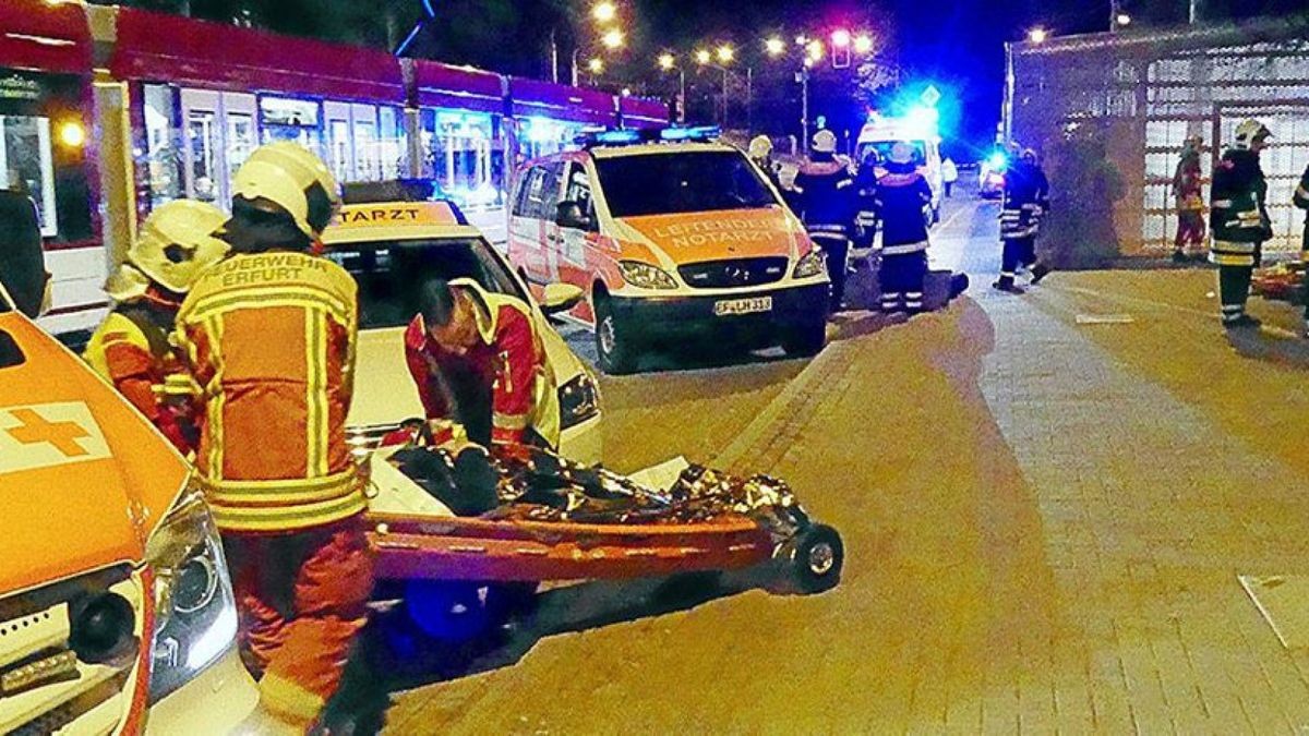 Vorbeifahrende Fahrgäste staunten nicht schlecht, als sie in der Nacht zum 30. September dieses Szenario am Bahnhof erblickten. Erst als die Übung schon mehrere Stunden lief, erfolgte eine Anzeige an den Haltestellen.