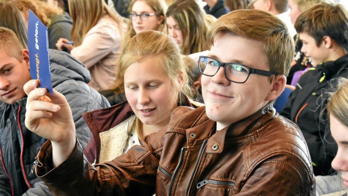 Die Jugendlichen aus der Ganztagsschule Gieboldehausen, der Oberschule Großschneen, der Staatlichen Regelschule Worbis und der Gemeinschaftsschule Ebeleben bringen sich beim Projekt zur Demokratie in der Schule aktiv ein. Anschließend arbeiten sie in Workshops.