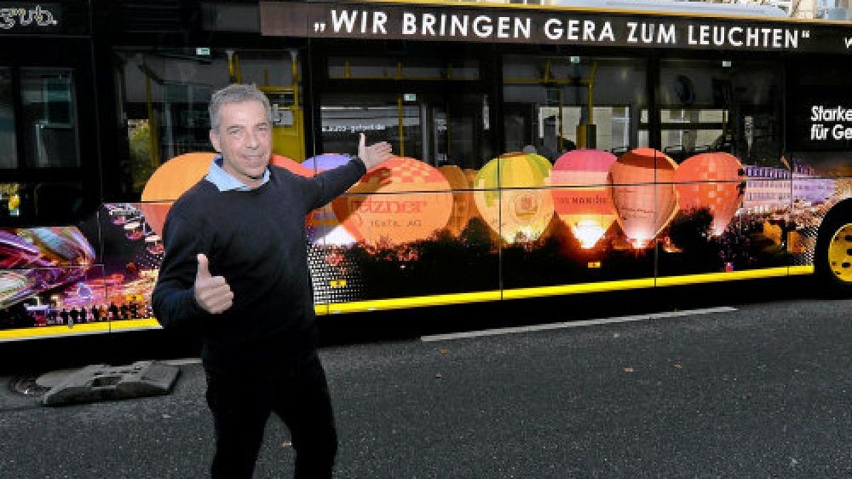 07/11/2018, Foto: Peter Michaelis, 14. Mitteldeutscher Omnibustag in Gera Seit heute Mittag (07.11.18) tagen Vertreter von etwa 50 Busunternehmen aus Mitteldeutschland im Geraer Novotel. Ebensoviele Firmen präsentieren ihre Produkte und Dienstleistungen rund ums Busfahren. Michael Klau (Foto), Geschäftsführer der SD Verkehrsmedien Thüringen GmbH, präsentiert an einem Bus der GVB eine neue Leuchtfolie für Busse und Bahnen. Im Vortragsprogramm stehen innovative Themen wie Digitalisierung oder WLAN für Fahrgäste im Mittelpunkt. Heute werden unter anderem die sichersten Busfahrer Thüringens ausgezeichnet.Foto: Peter Michaelis