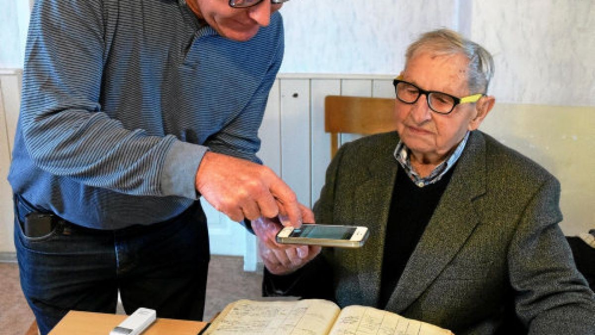 David Waterbor Uthe kommt aus Texas (links). Er sucht gemeinsam mit dem Ortschronisten Hans Thilo in Flarchheims Kirchenbüchern aus dem 19. Jahrhunderts. In Verbindung mit dem Internet werden sie fündig.Foto: Reiner Schmalzl