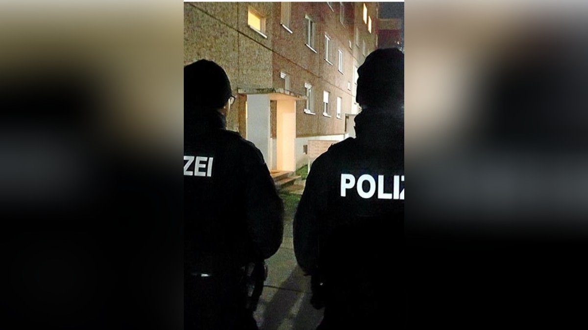 Polizisten sperren das Haus mit dem Tatort in der Ernst-Zieliniski-Straße ab.Foto: Jens Henning