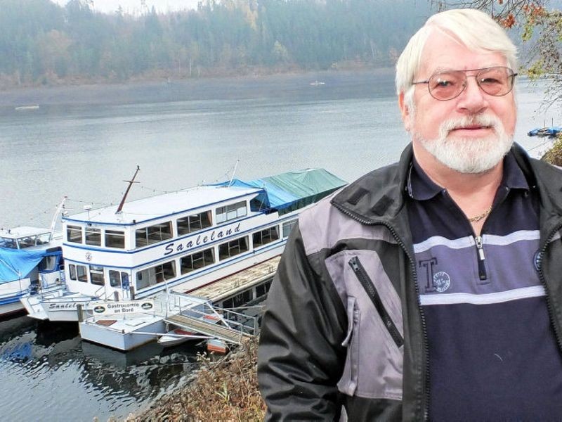 Der Kapitän von Hohenwarte verlässt die Brücke