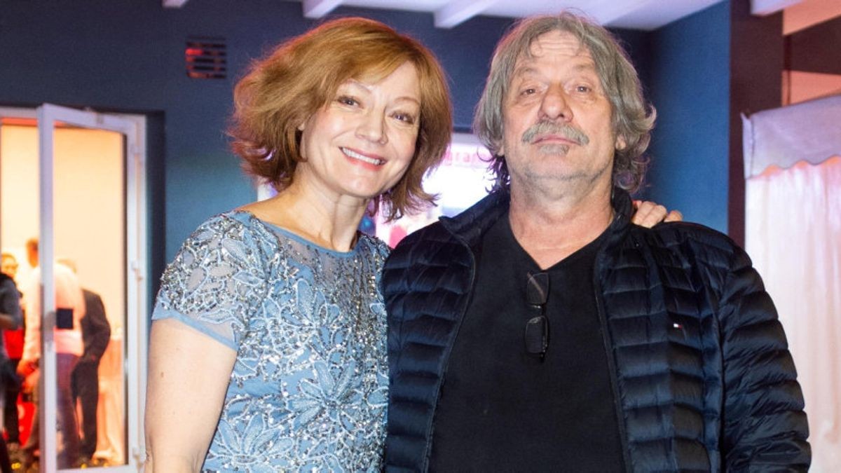 Schauspielerin Marion Mitterhammer und Regisseur Hans-Günther Bücking auf dem roten Teppich vor dem Filmtheater in Bleicherode.