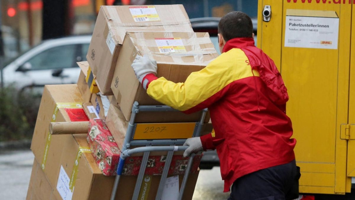 Damit der Postmann pünktlich klingelt, sollte man bei dem Versenden von Weihnachtspost bei den jeweiligen Anbietern die Fristen einhalten.