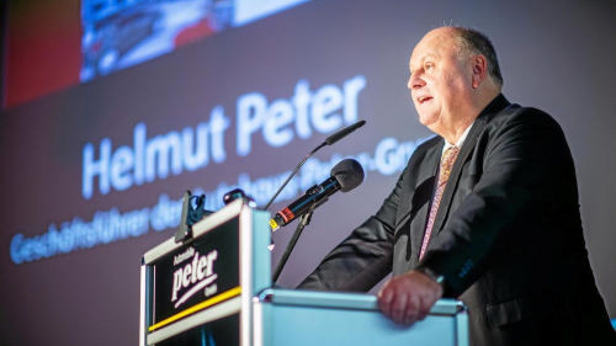 Geschäftsführer Helmut Peter spricht zu den Gästen. Foto: Marco Kneise