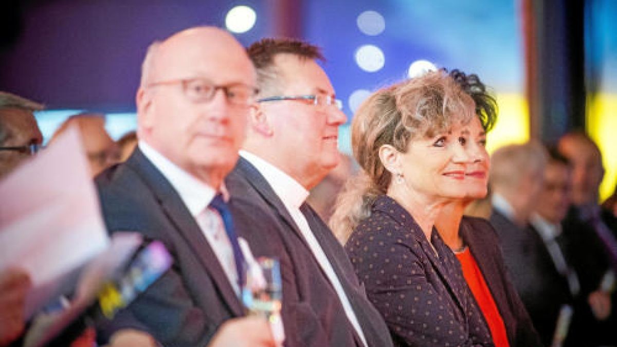 Pfarrer Richard Hentrich (vorne im Bild) und Thüringens Landwirtschaftsministerin Birgit Keller (Die Linke). Foto: Marco Kneise