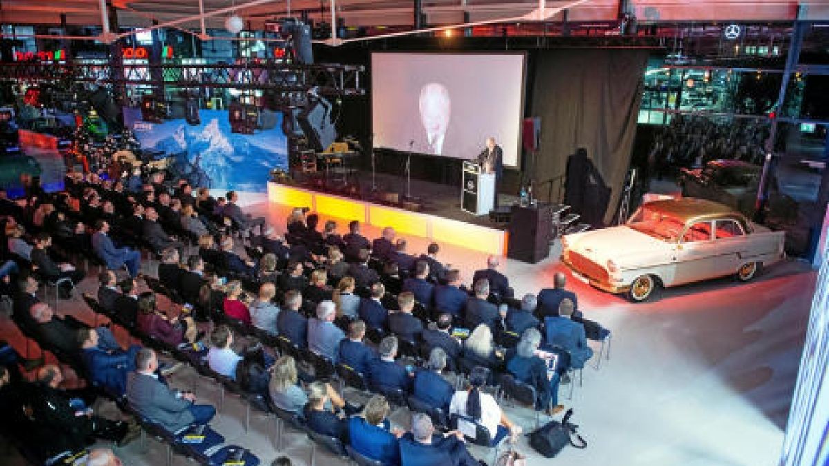 Im Nordhausen ist am Donnerstagabend feierliche ein neues Opel-Autohaus der Peter-Gruppe eröffnet worden. Foto: Marco Kneise