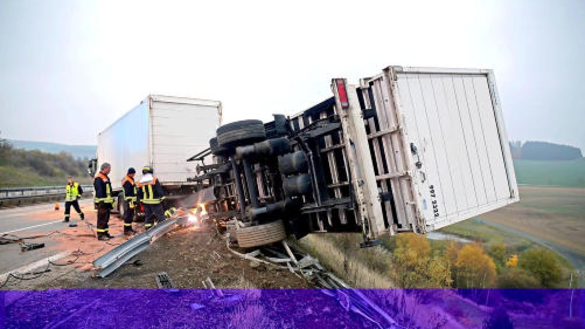 Auf der A 9 ist ein Lkw am 3. November über einen Abhang fast in die Tiefe gestürzt. Der Fahrer hatte mehrere Schutzengel - er wurde glücklicherweise nur leicht verletzt. Nach dem Unfall schwebte der Anhänger über einen 35 Meter tiefen Abhang. Foto: NEWS5 / Fricke