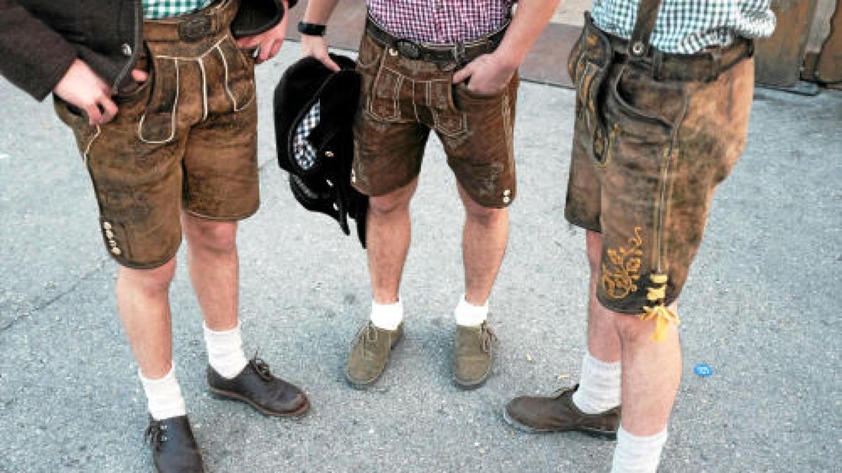 Während des Oktoberfestes in Erfurt waren in der Stadt viele Männer in Lederhosen unterwegs. Die sieben herrenlosen Lederhosen, die die Polizei am 26 September gefunden hat, wurden einfach in einer Gasse zurückgelassen. Symbolfoto: imago/Frank Müller