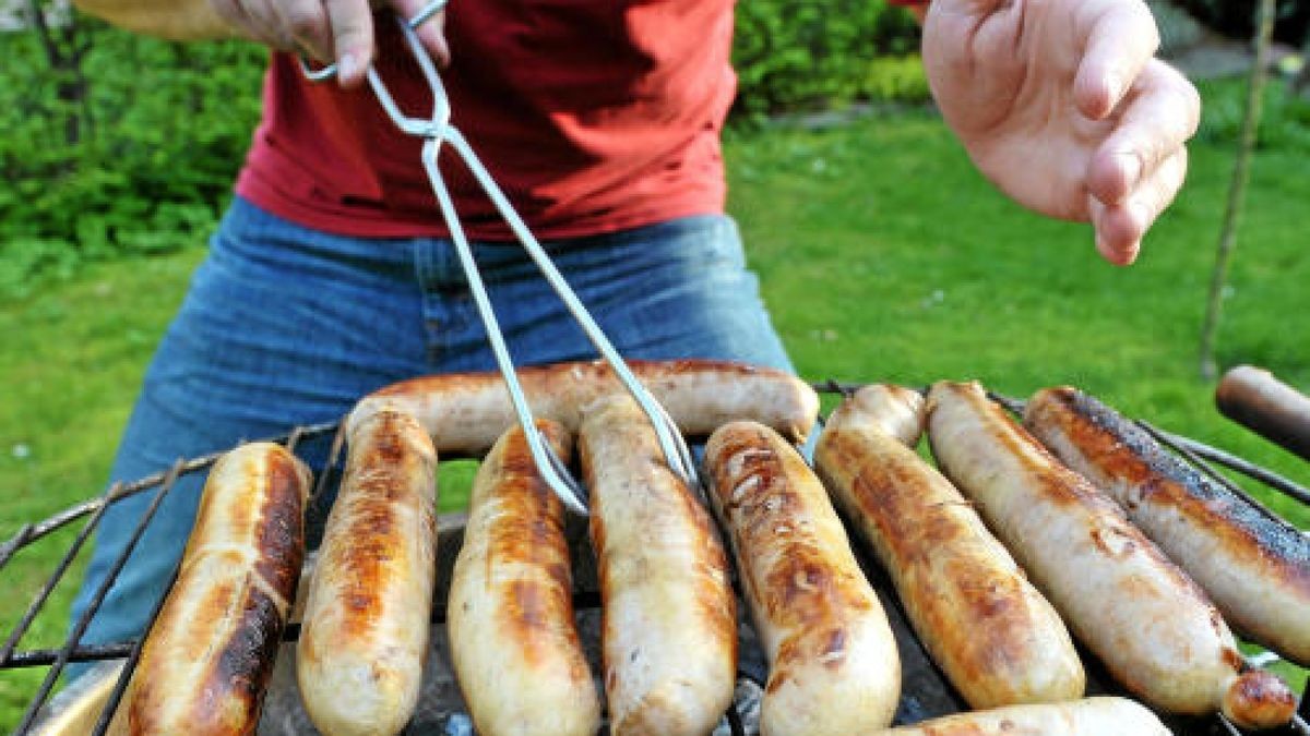 In einem Garten in Ilmenau ist am 27. Juli ein Streit eskaliert. Dabei soll ein 40-Jähriger einem anderen Mann mit einer Bratwurstzange auf den Kopf geschlagen haben. Der Mann kam leicht verletzt in ein Krankenhaus. Symbolfoto: dpa