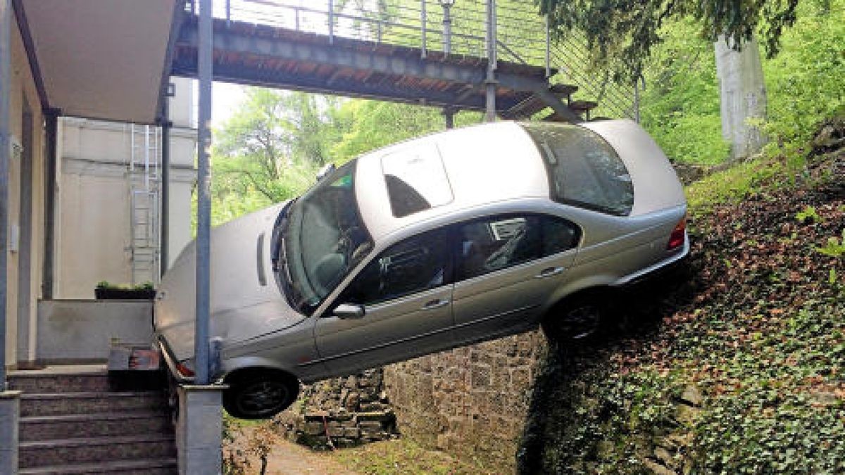 Nach diesem spektakulären Unfall in Arnstadt musste das völlig verkeilte Auto am 4. Mai mit einem Spezialkran geborgen werden. Ein Autofahrer hatte beim Ausparken die Kontrolle über seinen Wagen verloren. Das Auto blieb schließlich zwischen Mauer und Außentreppe hängen. Verletzt wurde glücklicherweise niemand. Foto: Jost Glase