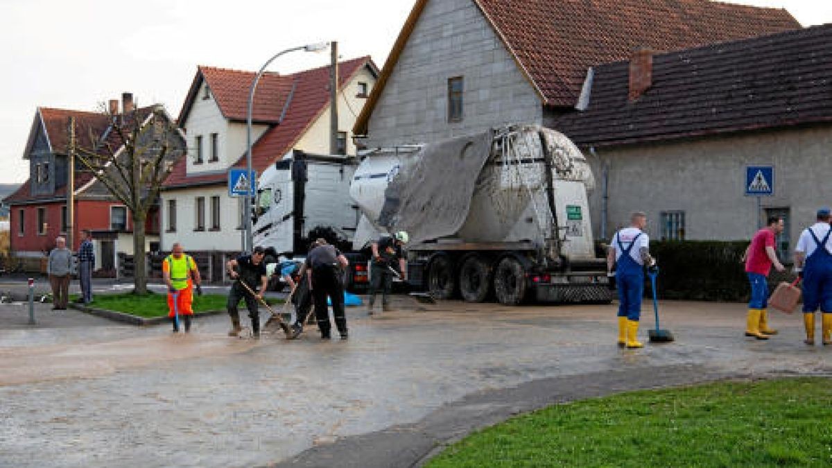 Das stinkt zum Himmel! Ein Lkw, der mit Lebensmittelresten beladen war, explodierte am 17. April in Schwallungen. In einem Umkreis von 30 mal 30 Metern ergoss sich die stinkende Ladung auf Häuser und Straßen. Foto: News5 / Schuchardt