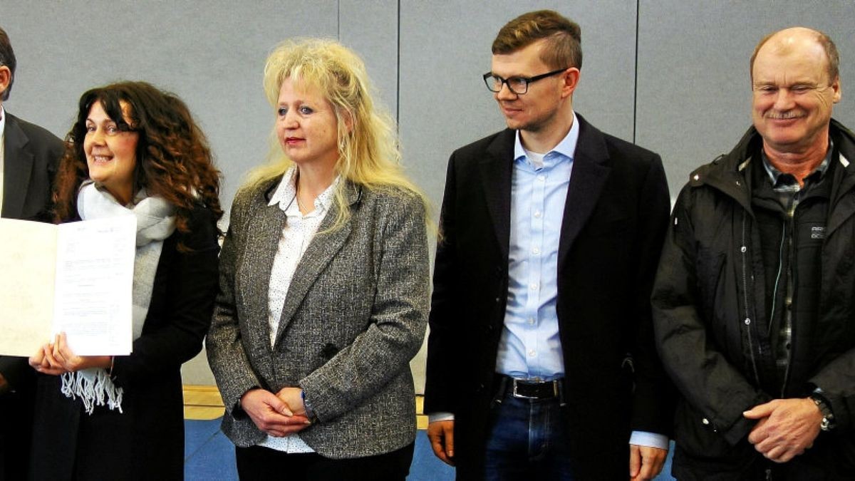 Klaus Sühl (von links) übergab an Landrätin Petra Enders den Zuwendungsbescheid – hier mit Schulleiterin Uta Zitzmann, Ilmenaus Oberbürgermeister Daniel Schultheiß und dem ehemaligen Langewiesener Bürgermeister Horst Brandt.