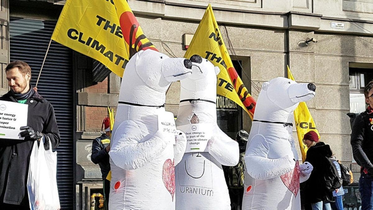 Aktivisten in Eisbärenkostümen fordern den Ausstieg aus der Kernenergie am Rande eines Protestes zum UN-Klimagipfel „COP24“. Der UN-Klimagipfel fand in der polnischen Stadt Kattowitz (Katowice) statt.