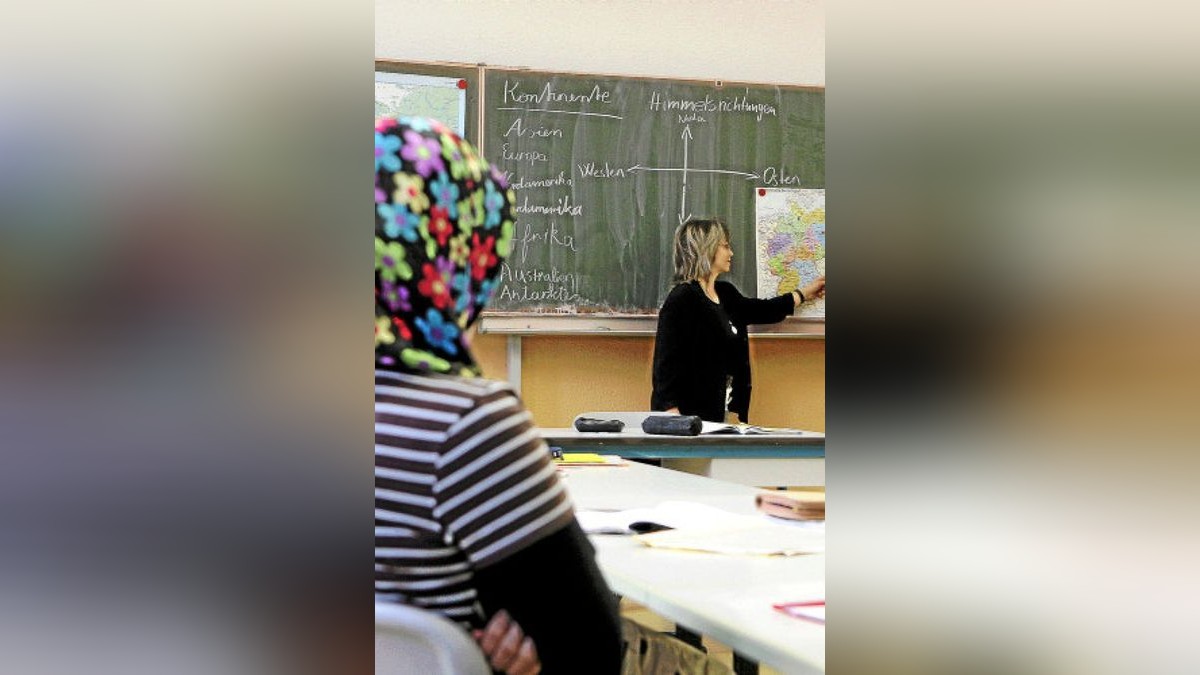 ARCHIV - Schüler mit Migrationshintergrund nehmen in einer Leipziger Schule am Deutschunterricht teil (Archivfoto vom 13.10.2008). Foto: Waltraud Grubitzsch/dpa (zu dpa 