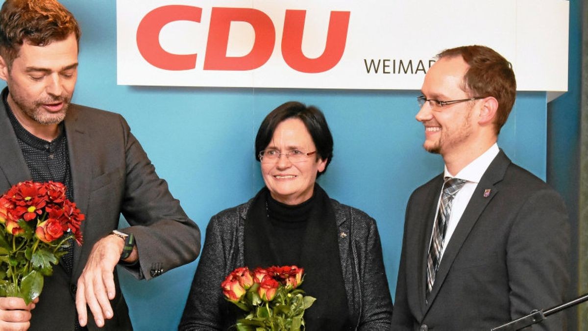 Blick zur Uhr: Offenbar Zeit wurde es nach Ansicht von CDU-Kreischef Mike Mohring (links) auch für die Nominierung eines Landtagskandidaten im Wahlkreis 31. Er und Abgeordnete Christine Lieberknecht wünschten dem Nominierten Thomas Gottweiss (rechts) gestern alles Gute.