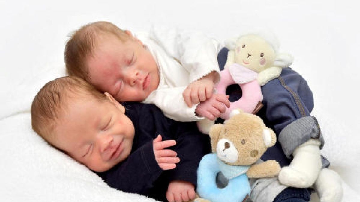 Emilia und Matteo Wenzel kamen am 12. Oktober um 7:56 Uhr auf die Welt. Emilia um 7:56 Uhr. Sie wog 1598 g und war 43 cm groß. Matteo wurde um 7:56 Uhr mit 1960 g und 45 cm geboren. Ihre Eltern Madlin Gundermann und Marcus Wenzel aus Plaue freuen sich sehr.