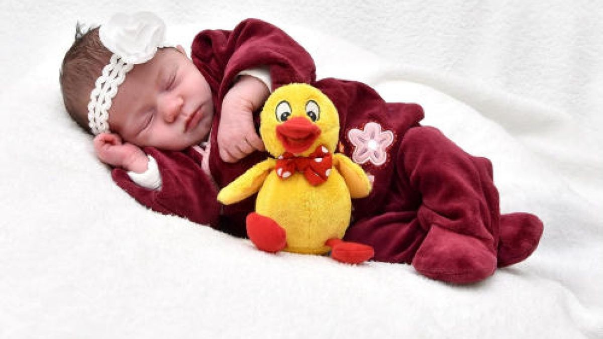 Elyse Linke wurde am 5. September um 13.17 Uhr geboren. Sie wog 2780 g und war 49 cm groß. Ihre Eltern Michel Götze und Mandy Linke aus Dörnfeld an der Ilm sind sehr glücklich. Foto: First Moment Chemnitz