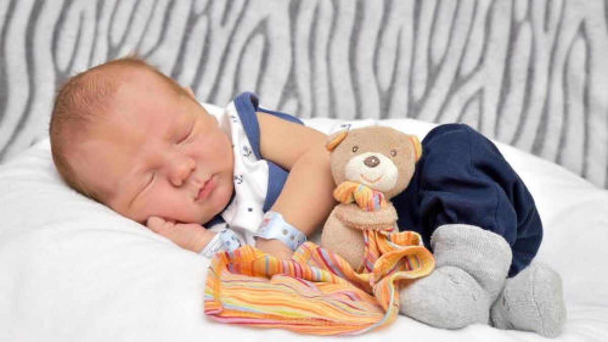 Theo Holtmann wurde am 7. August um 2.22 Uhr geboren. Er wog 3800 g und war 52 cm groß. Seine Eltern Julia Siegmund und Michael Holtmann aus Gräfenroda freuen sich sehr, dass er da ist. Foto: First Moment Chemnitz