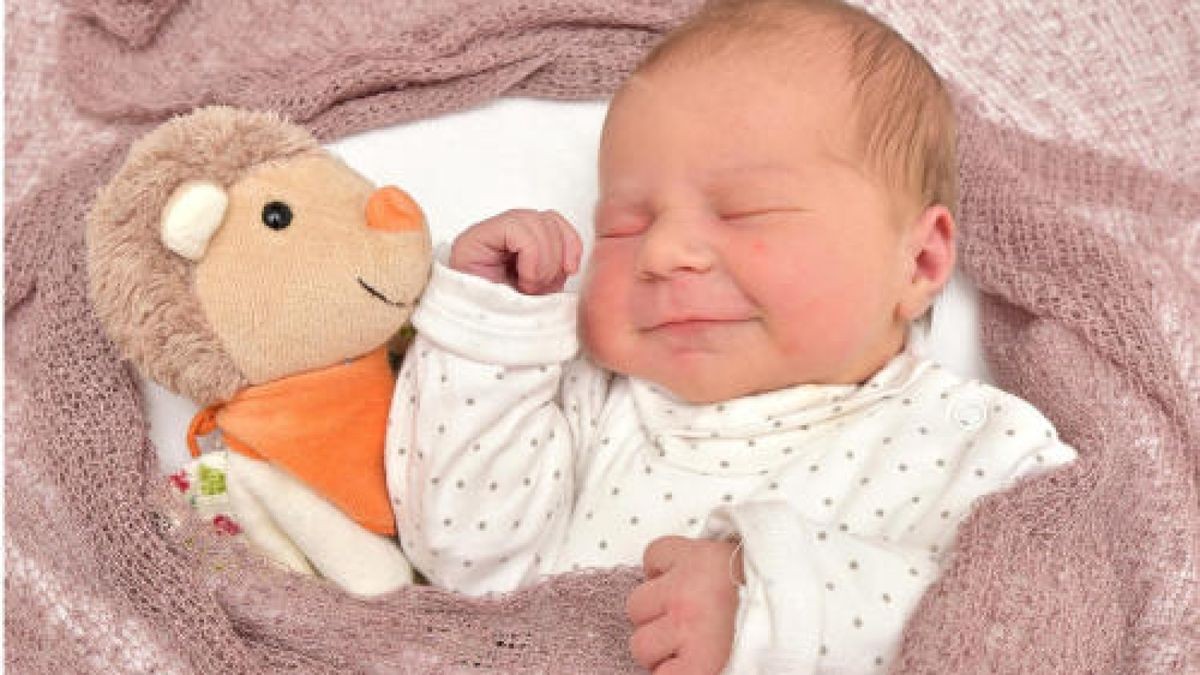 Karlotta Arnold wurde am 27. Juni um 17:38 Uhr geboren. Sie wog 3360 g und war 50 cm groß. Ihre Eltern Diana Mock und Marcel Arnold aus Gräfinow-Angstedt freuen sich sehr. Foto: First Moment Chemnitz