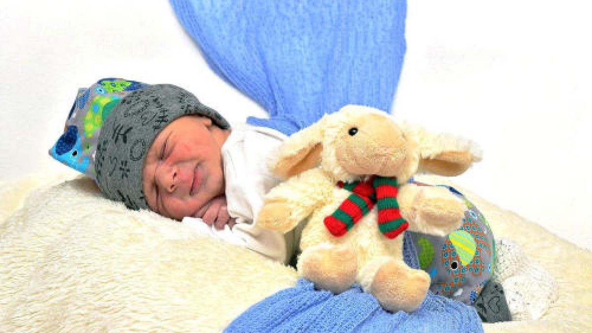 Oskar Ehemann wurde am 23. Juni um 5:42 Uhr geboren. Er wog 3220 g und war 51 cm groß. Seine Eltern Anja und Jan Ehemann aus Ilmenau freuen sich, dass er da ist. Foto: First Moment Chemnitz