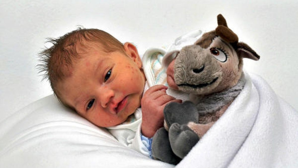 Egon Warz kam am 23. Juni um 19:50 Uhr auf die Welt. Er wog 3040 g und war 51 cm groß. Seine Eltern Paolina und Thomas Warz aus Arnstadt freuen sich, dass ihr Sohn da ist. TA-Foto: First Moment Chemnitz