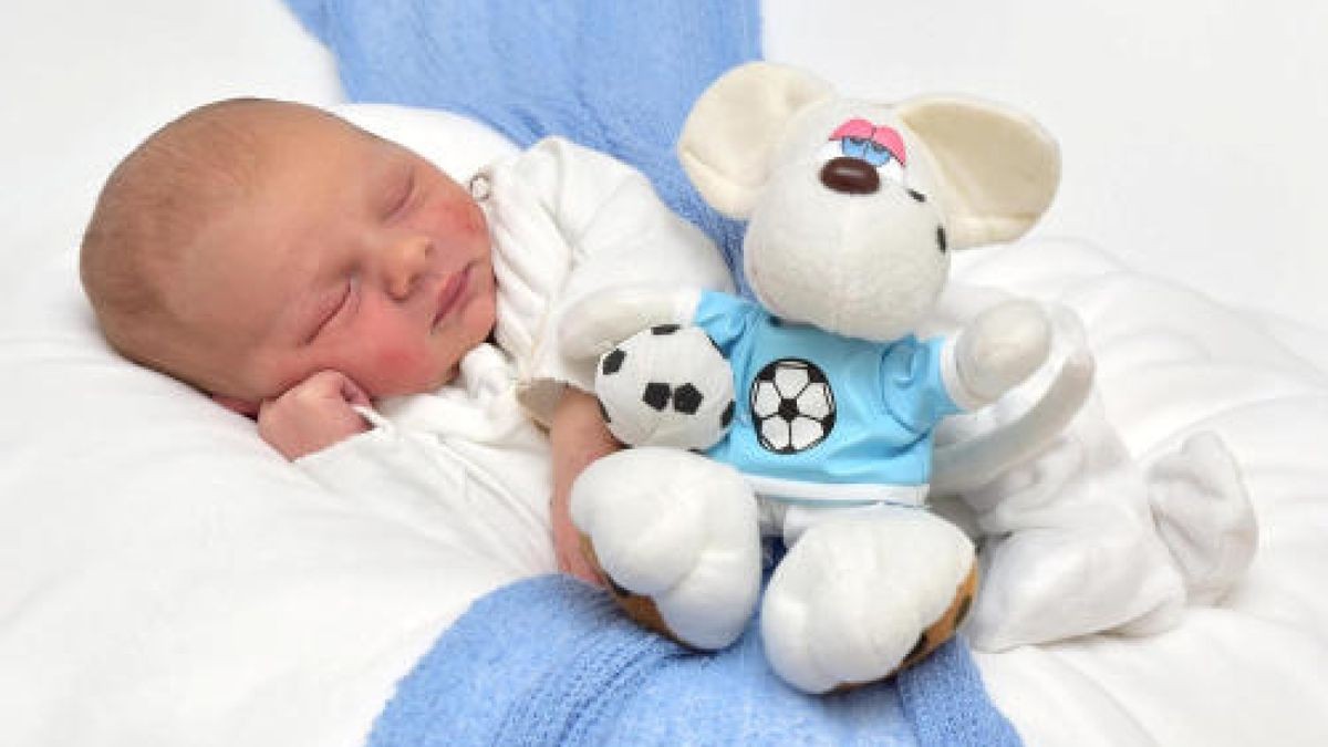 Fritz Oskar Unruh wurde am 17. Juni um 21:50 Uhr geboren. Er wog 3340 g und war 52 cm groß. Seine Eltern Adriana Wachs und Ulrich Unruh aus Erfurt freuen sich sehr. Foto: First Moment Chemnitz