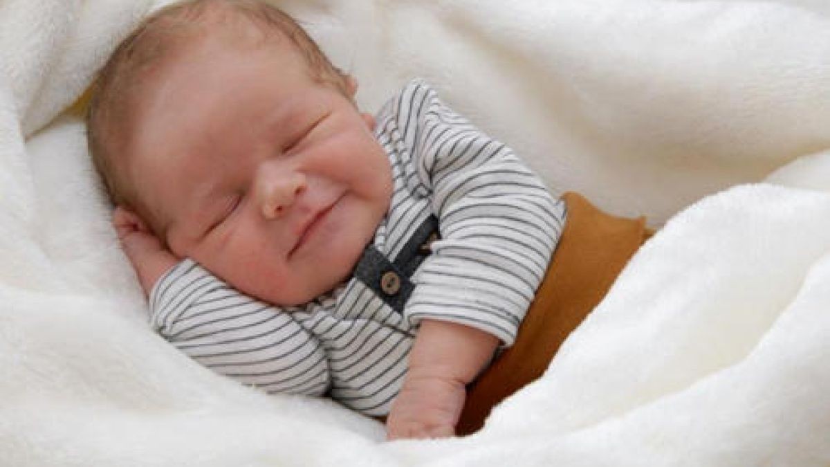 Kimi Teiwes aus Gehren wurde am 7. Juni um 20:48 Uhr geboren. Er war 53 cm groß und wog 3716 g. Seine Eltern Franziska Schumann und AndreasTeiwes sowie die Schwester Ella freuen sich sehr. Foto: Babysmile