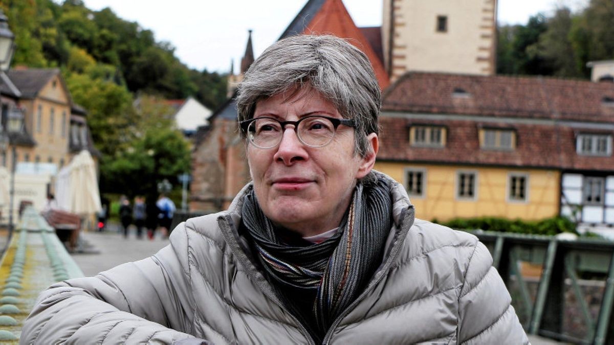 Lyrikerin Annerose Kirchner auf der Untermhäuser Brücke in Gera.